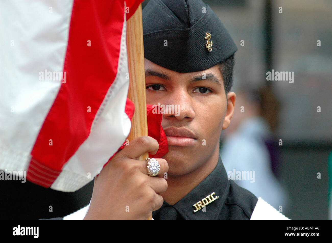 ROTC junger Mann in Parade mit amerikanischer Flagge in USA, Amerika, Kalifornien Veterans Day Stockfoto