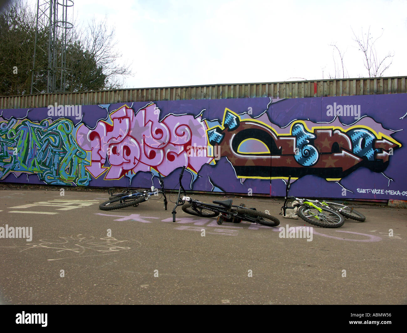 Fahrrad Fahrrad bmx Skate Park Board Haube Gleichgewicht Graffiti Bäume Wand-Rampe Stockfoto