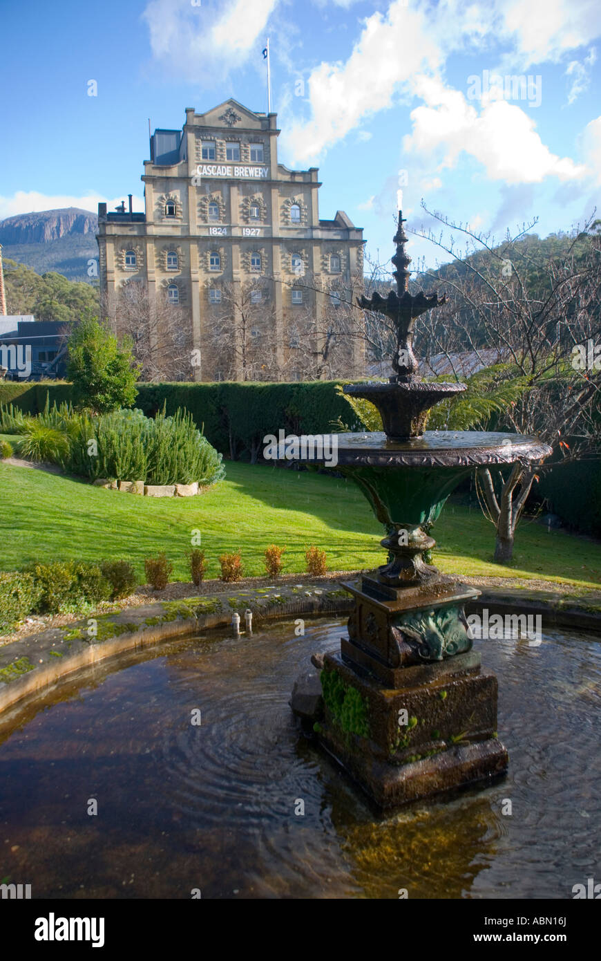 Cascade Brewery, Australien s älteste Brauerei vor dem Hintergrund des Mount Wellington in Hobart Tasmanien Australien Stockfoto