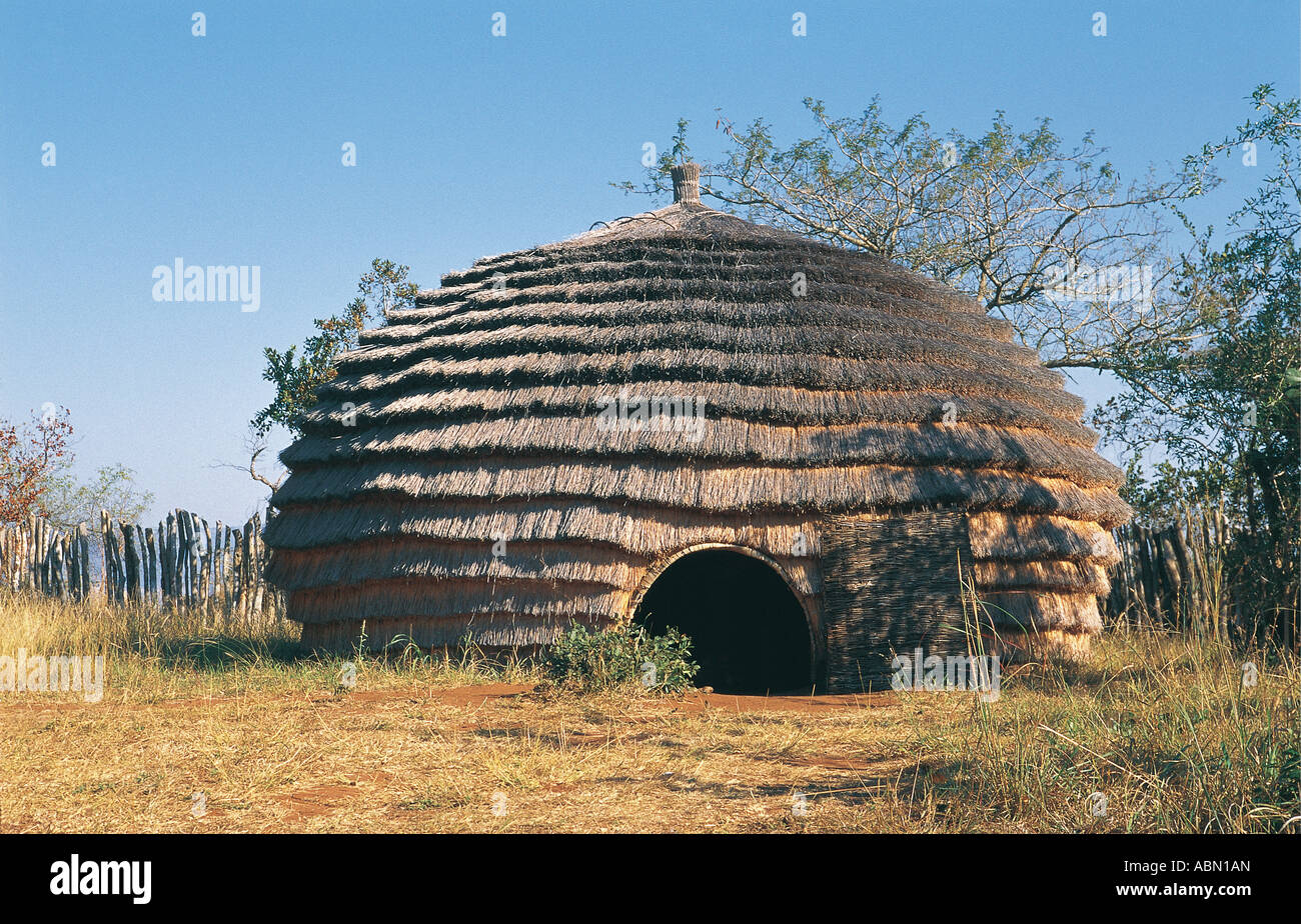 Zulu-traditionellen strohgedeckten Hütte Zululand Südafrika Stockfoto