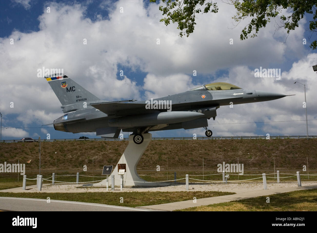 General Dynamics F16 Fighting Falcon einsitzige Kampfjet 56. Fighter Wing USAF Tor zu bewachen, am Erinnerungspark Düsenjäger Stockfoto