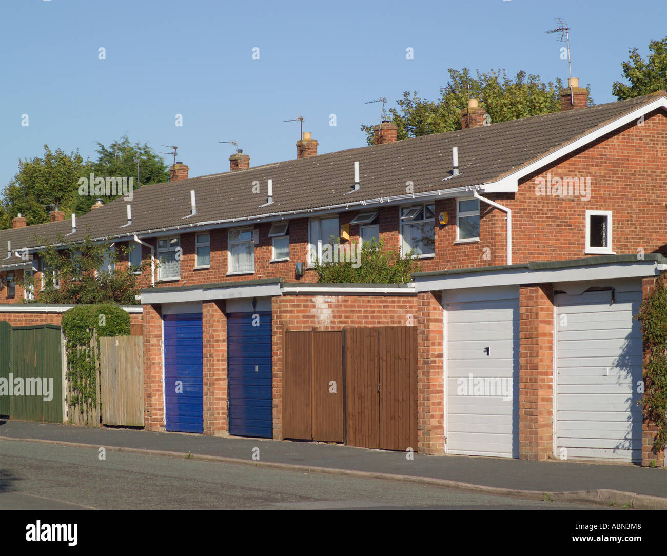 Reihe von Garagen auf Rückseite des modernen Häusern Wirral Merseyside England Stockfoto