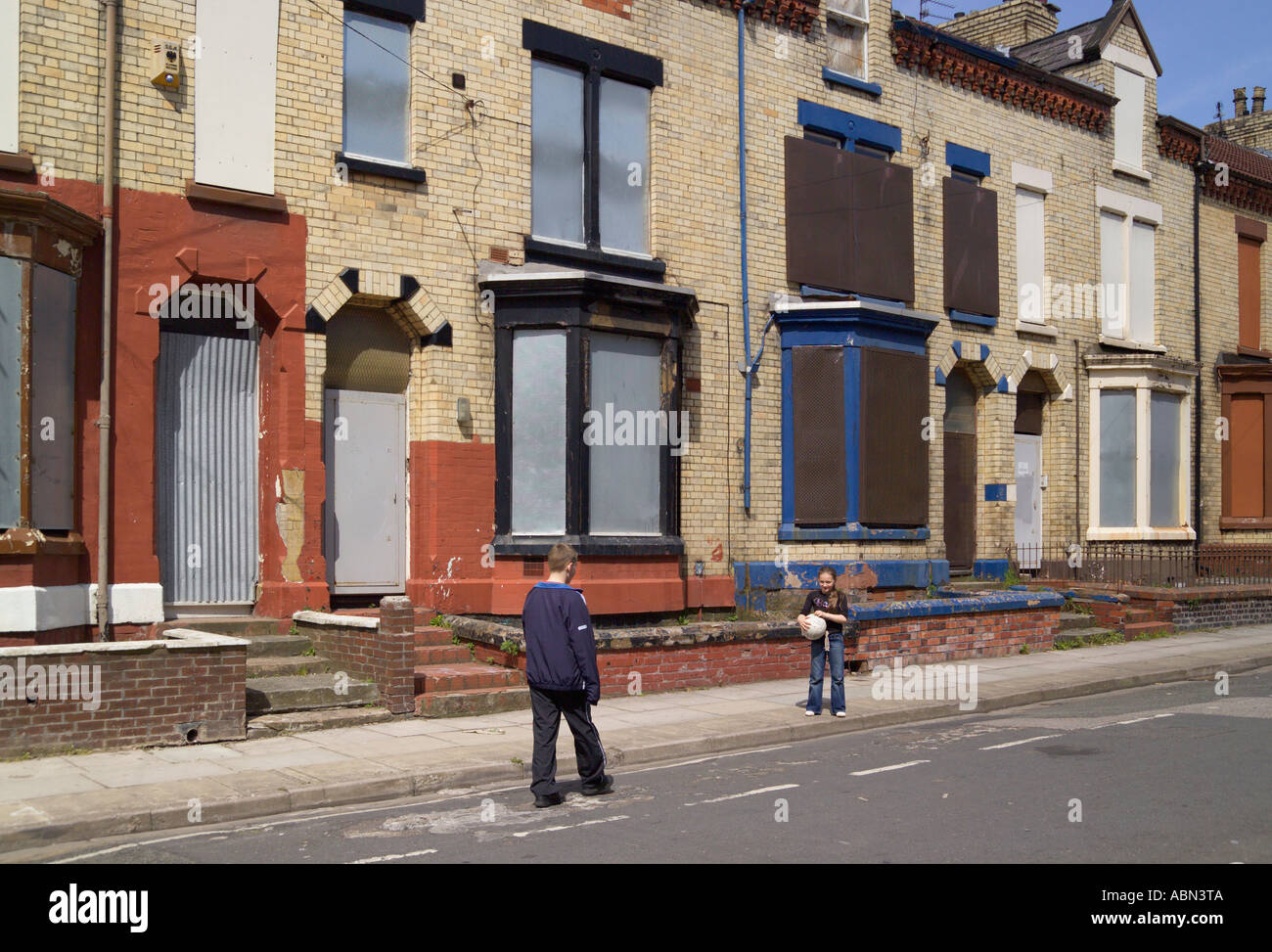 Mit Brettern vernagelt Häuser Steinfeld Straße Anfield Road Liverpool Merseyside England Stockfoto