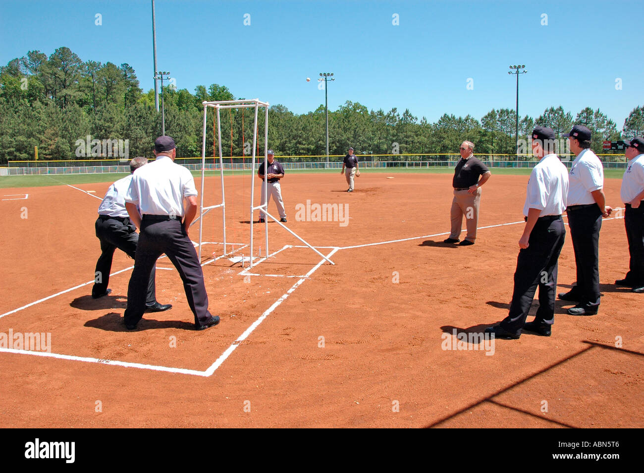 Softball Schiedsrichter für ASA Organisation in den USA und Amerika während der Spiele und in der pregame Kontrolle Fledermäuse und Aufstellungen und Regeln und solche für Team spiele Stockfoto