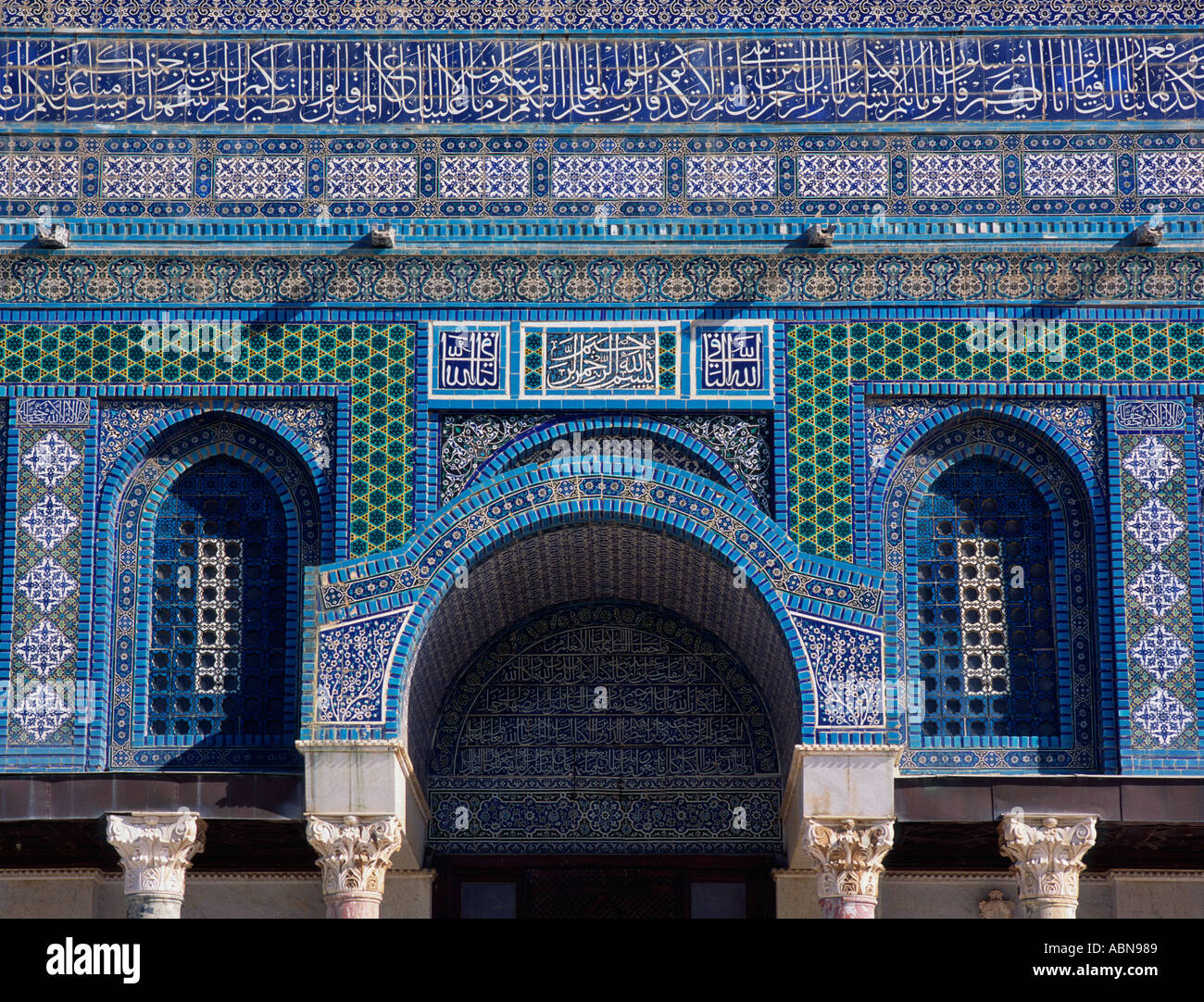 Israel Jerusalem alte Stadt Felsendom Nahaufnahme von der Fassade der Moschee mit ihren stark verzierten blauen Kacheln Stockfoto