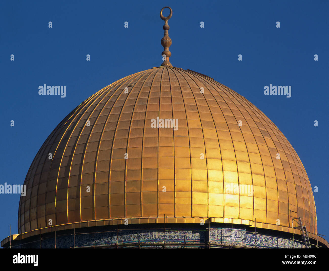 Israel Jerusalem alte Stadt Kuppel des Rock Close Up der goldenen Kuppel mit blauen Himmel in bkgd Stockfoto