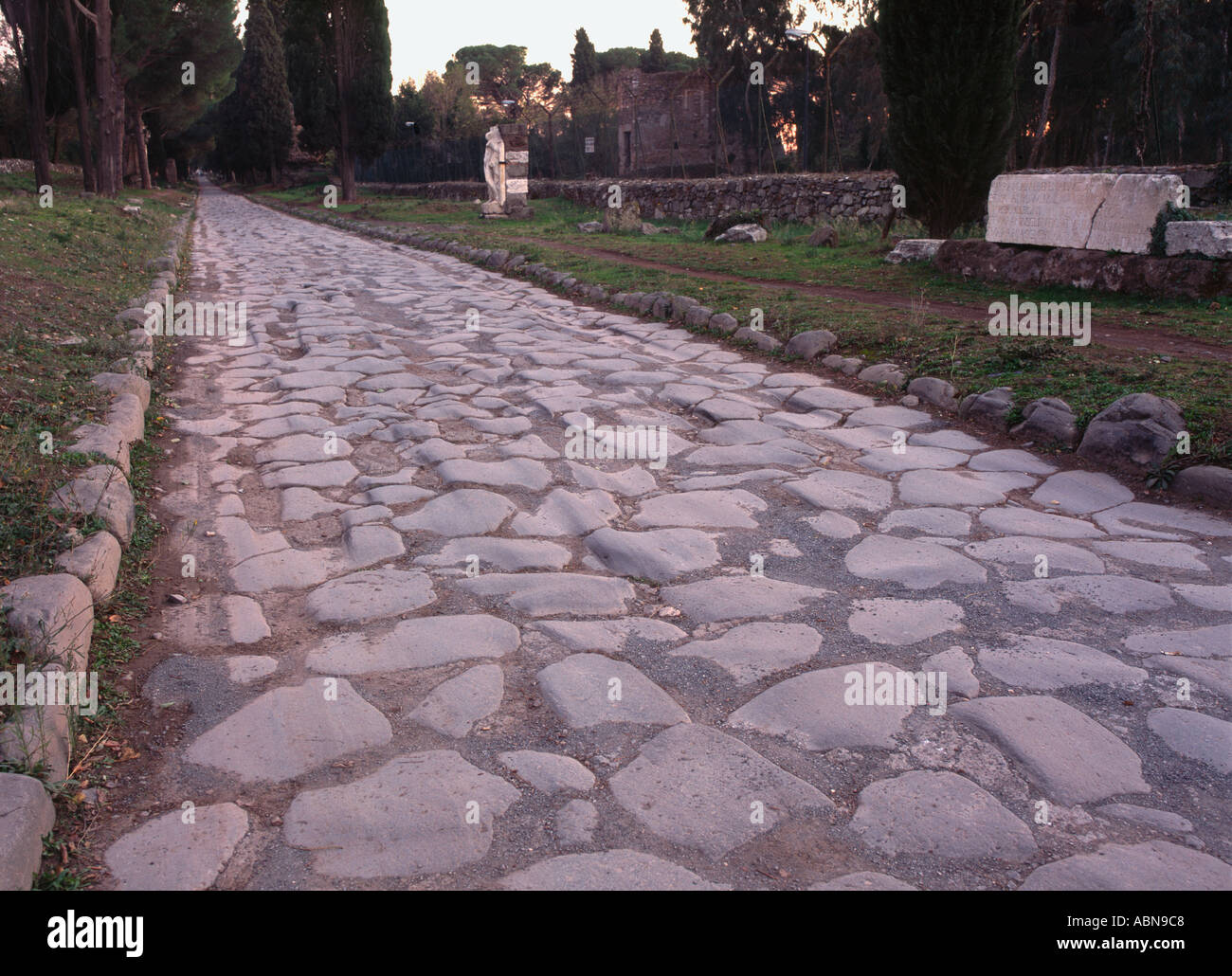Italien Roma Via Appia Blick auf geraden Strech der alten Straße mit Platten und Meilensteinen Stockfoto