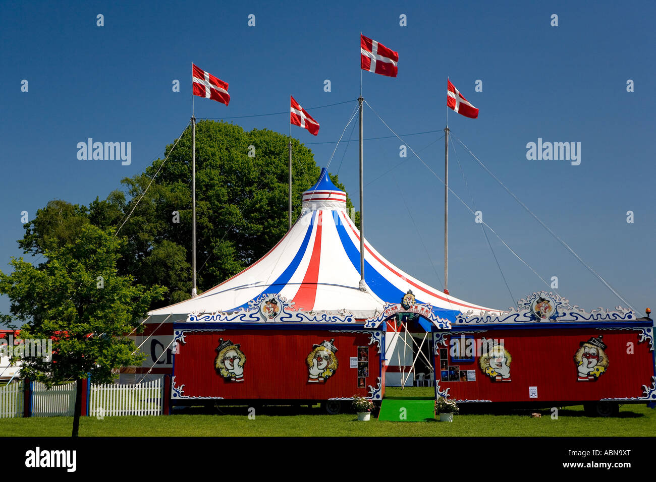 Zirkus-Zelt und Wagen Stockfoto