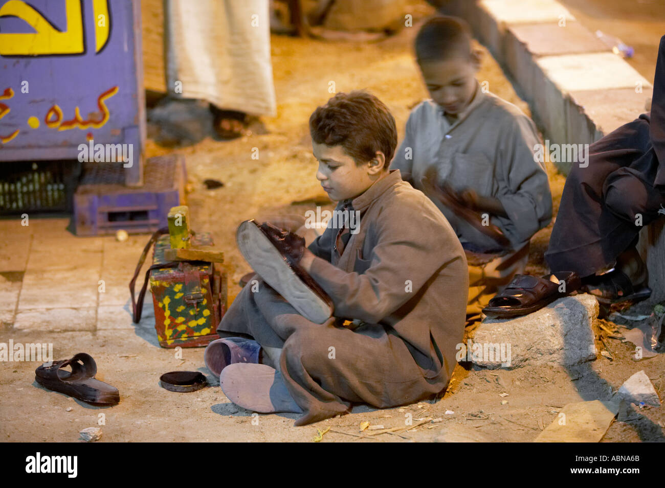 Shoe shine Jungs Nacht Marktgebiet Assuan Ägypten Stockfoto