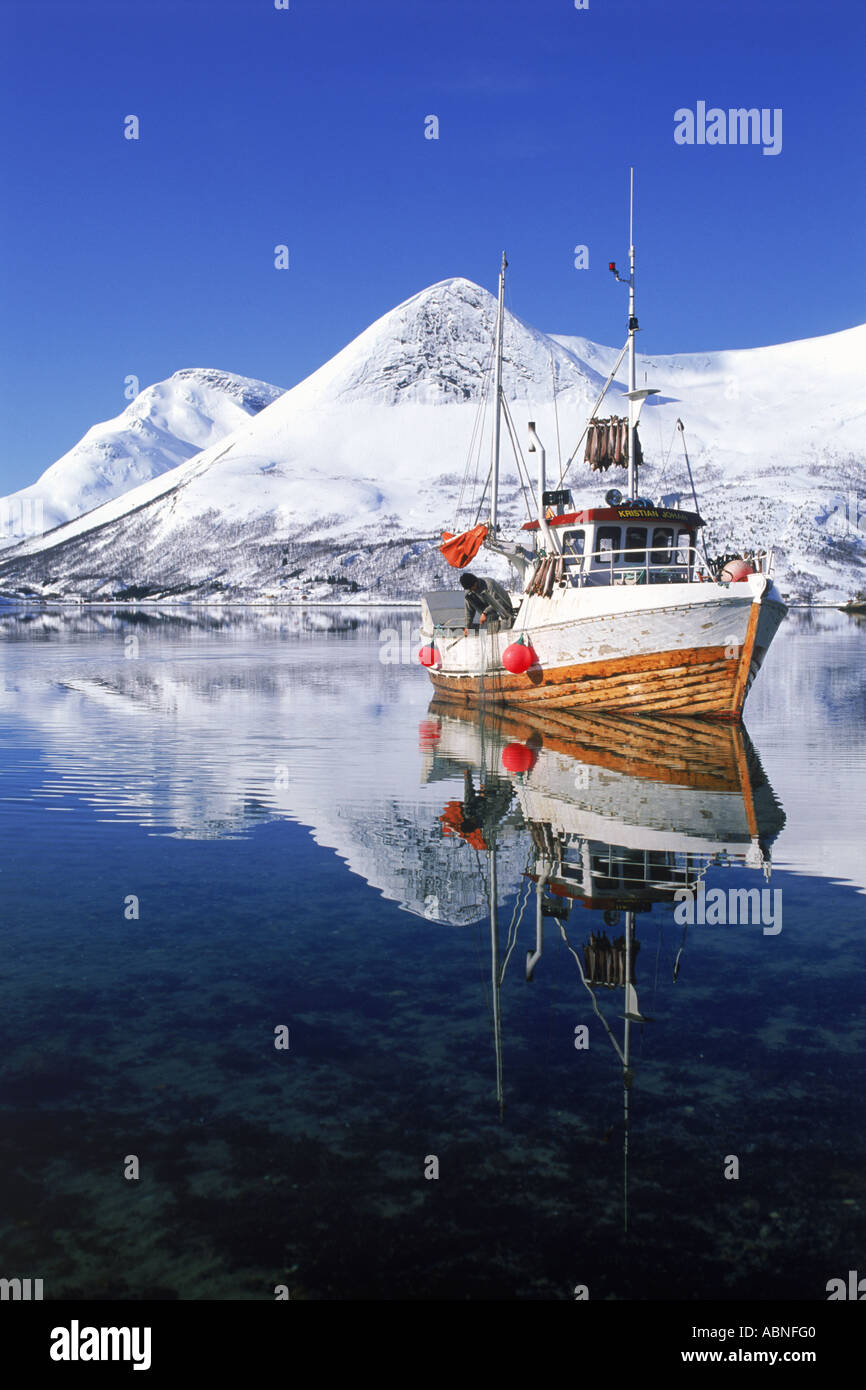 Angelboot/Fischerboot und Bergen reflektiert Morsvikbotn Fjord in Nord-Norwegen Stockfoto
