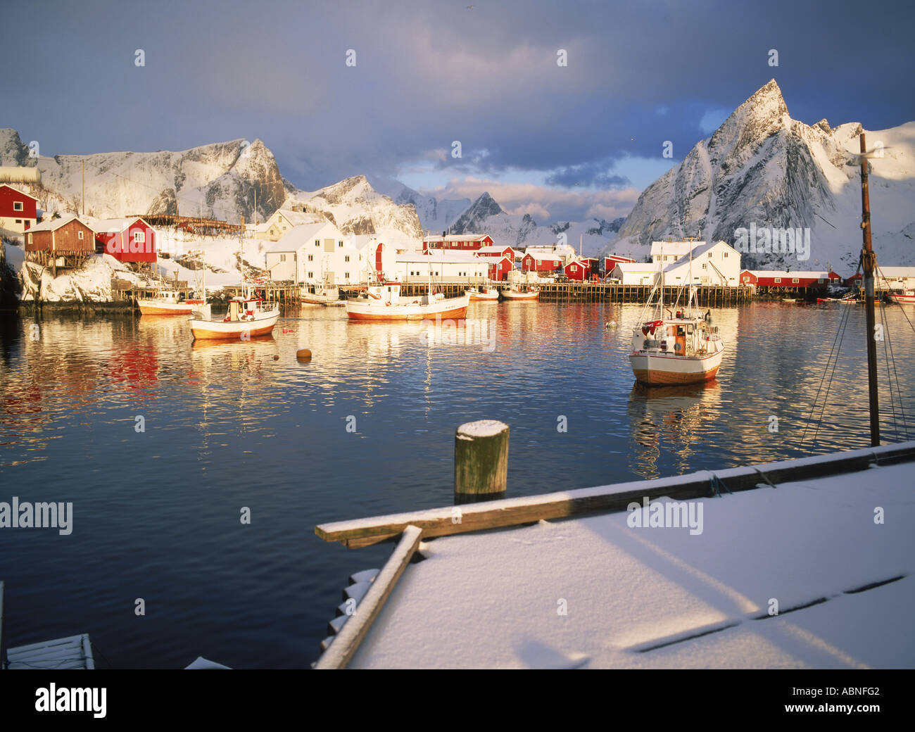 Sonnenaufgang und frischen Schnee im Dorf von Hamnoy auf der Insel Moskenes in Lofotens aus Nordnorwegen Stockfoto