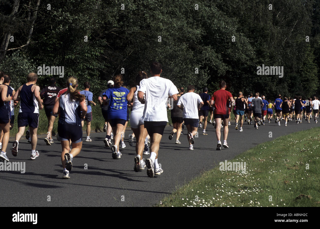 Läufer in zwei Schlössern 10k laufen zwischen Warwick und Schloss Kenilworth, Warwickshire, England, UK Stockfoto