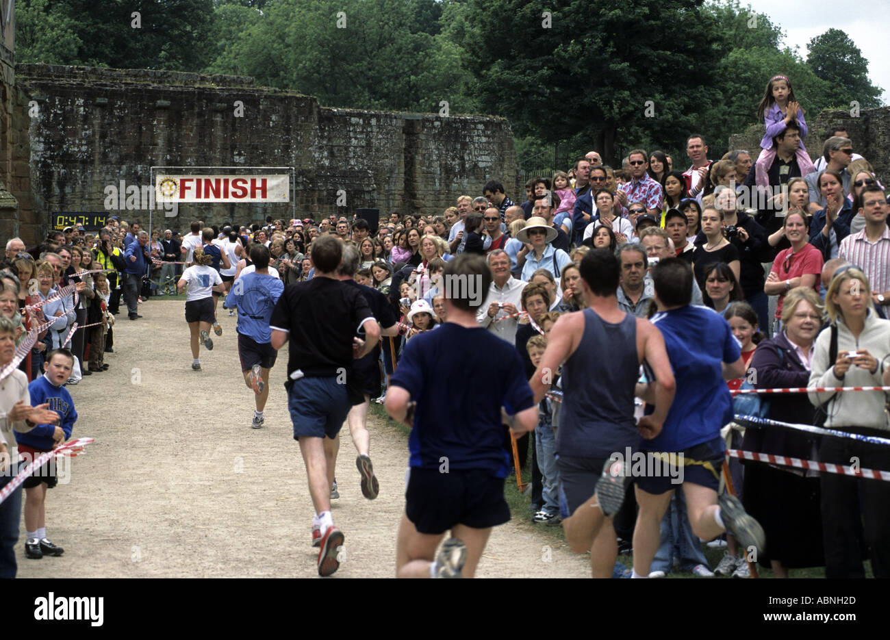 Läufer, die Annäherung an die Oberfläche der beiden Burgen 10k laufen bei Kenilworth Castle, Warwickshire, England, UK Stockfoto