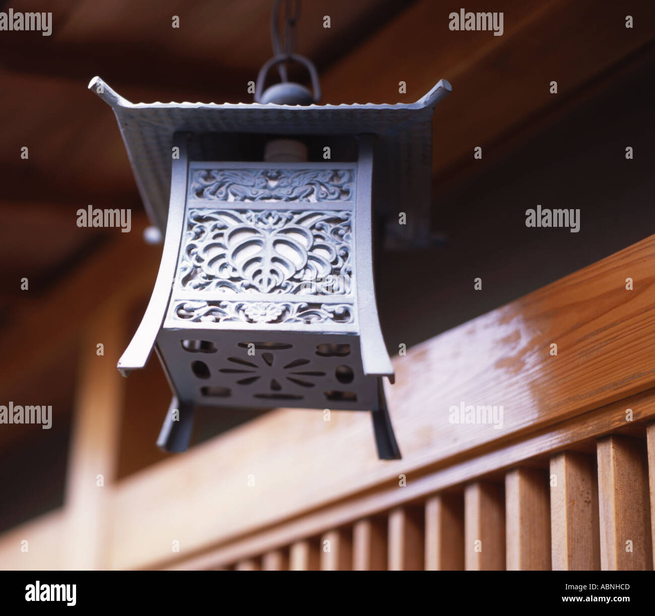 Metall Laterne hängt von der Traufe eine Haus-Yoshino-Japan Stockfoto