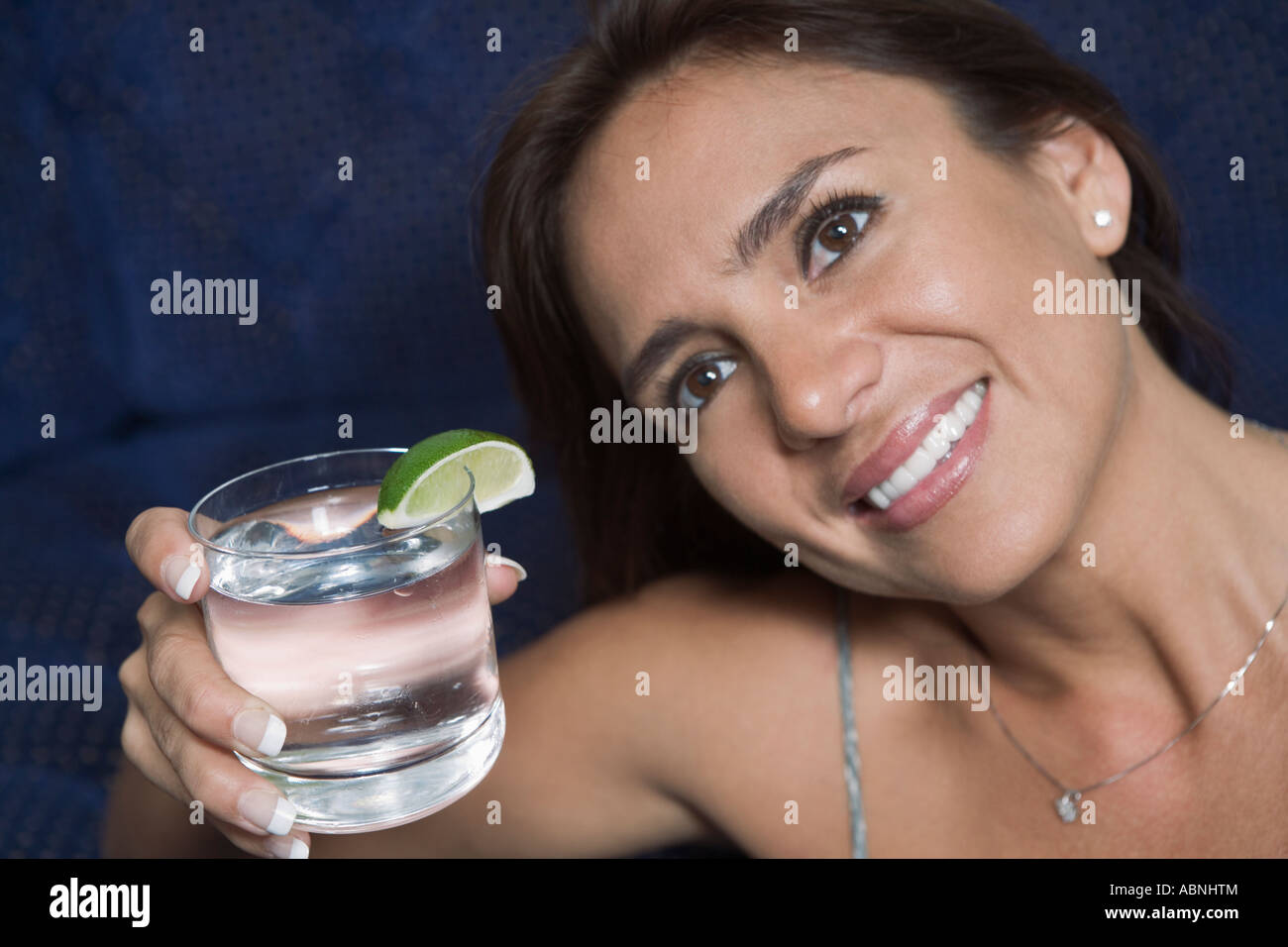 Frau ihr Glas in toast Stockfoto