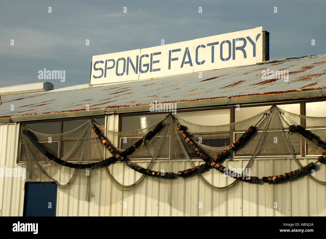 Tarpon Springs Florida Schwamm Factory Zeichen Angeln hin-und Herbewegungen entlang Wand aufgereiht Stockfoto