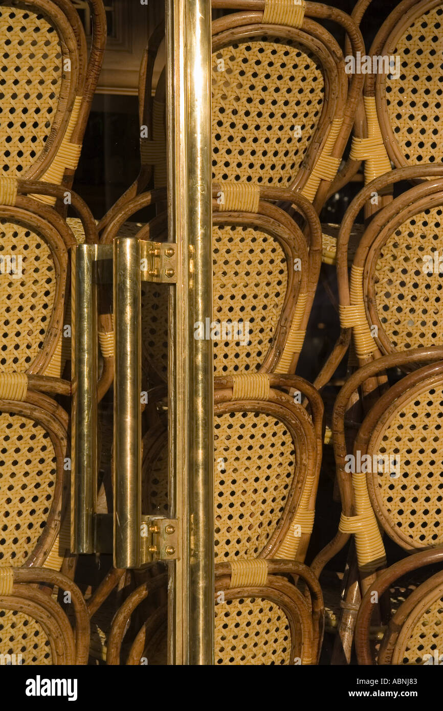 Stühle gestapelt im Café-Fenster in der Nähe von Palais Royal Paris Frankreich Stockfoto