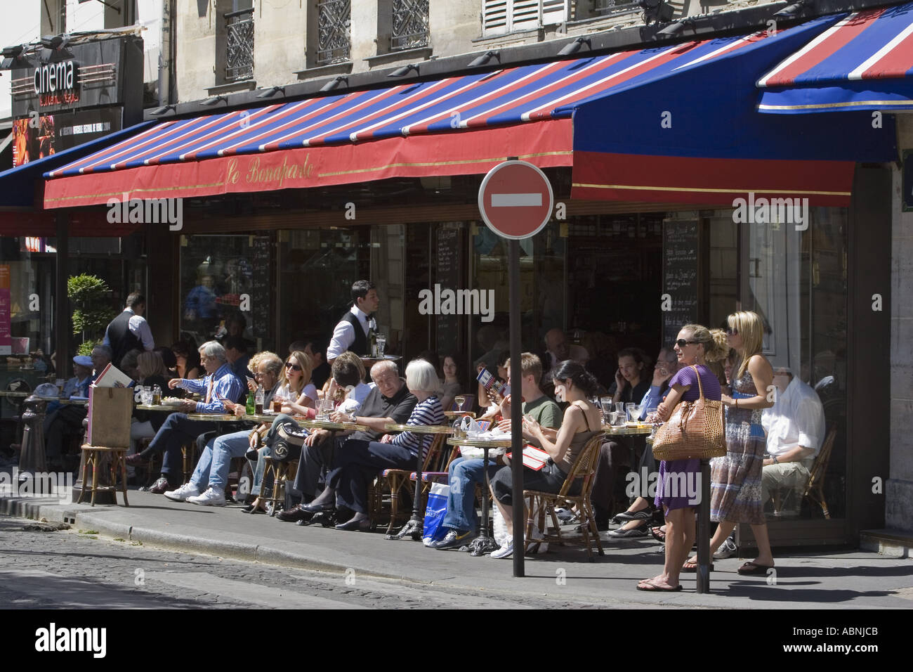 Menschen drängen sich Café Le Bonaparte in St. Germain des Pres Paris Frankreich Stockfoto