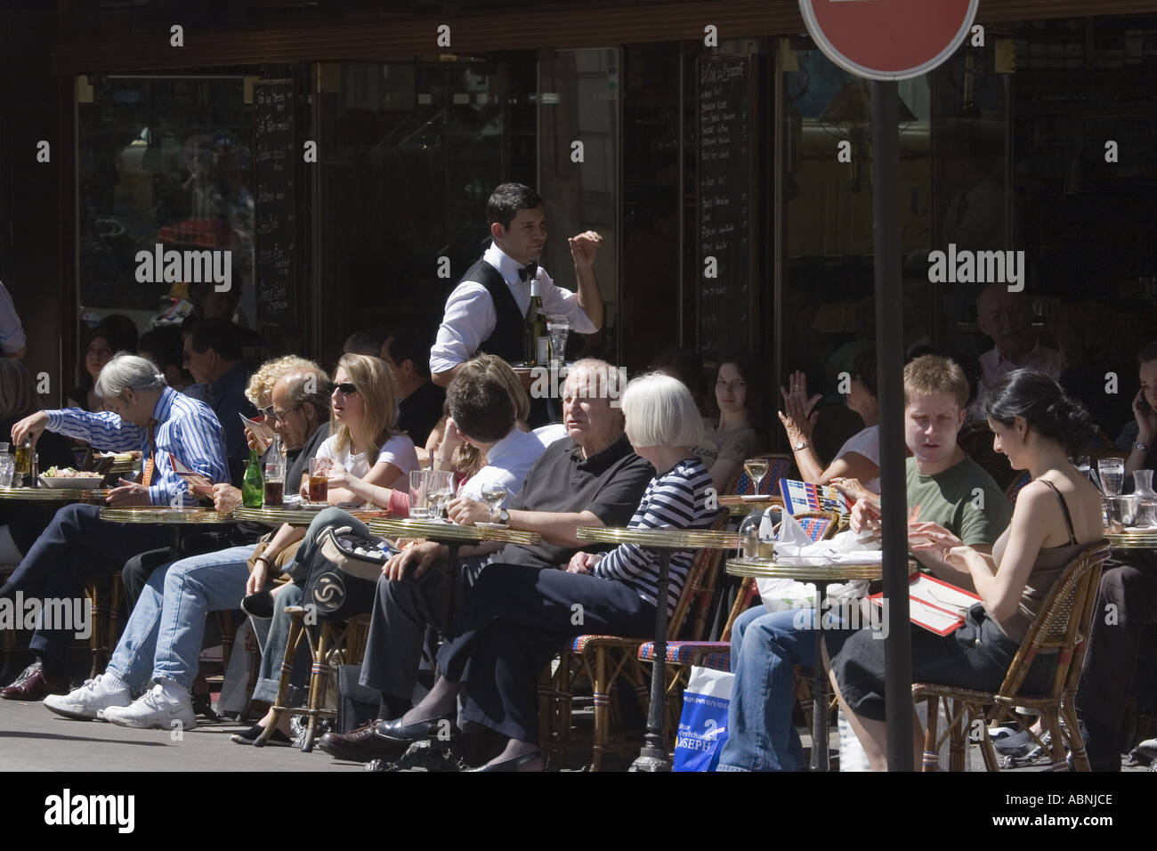 Menschen drängen sich Café Le Bonaparte in St. Germain des Pres Paris Frankreich Stockfoto