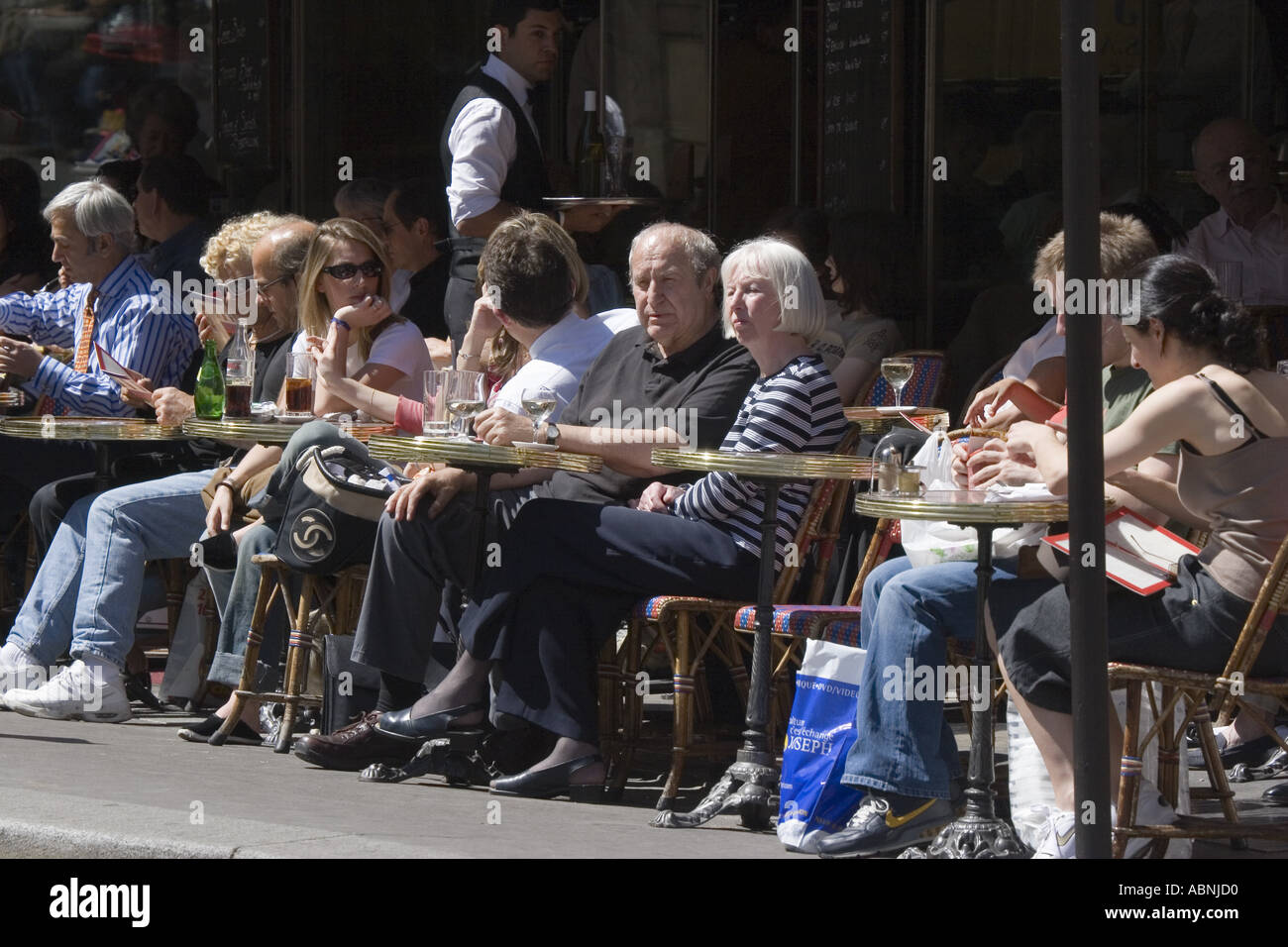Menschen drängen sich Café Le Bonaparte in St. Germain des Pres Paris Frankreich Stockfoto