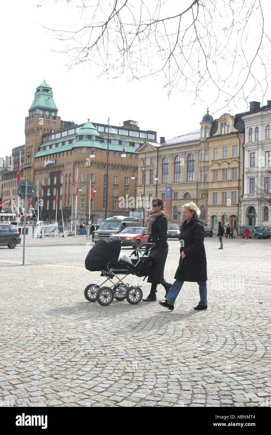 Zwei Erwachsene schieben einem altmodischen Kinderwagen in Stockholm  Schweden Stockfotografie - Alamy