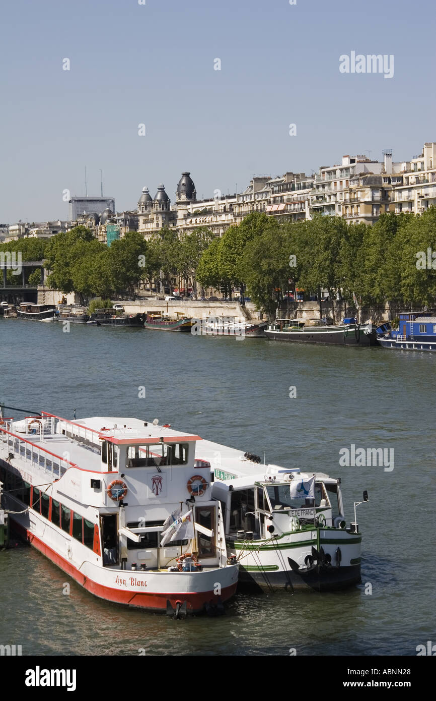 Boot auf der Seine in der Nähe von Pont d Tour Lena Paris Frankreich Stockfoto