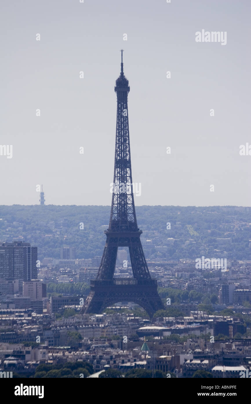 Heißen dunstigen Tag Blick auf den Eiffelturm von oben der Sacre Coeur Kirche auf Monmartre Paris Frankreich Stockfoto