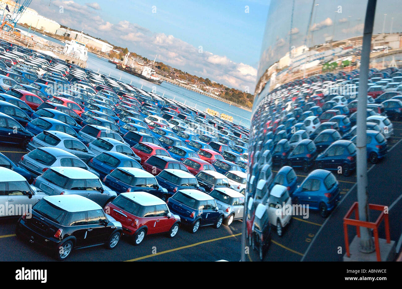 BMW e new baby Mini BMW mit Mini Coopers Stockfoto