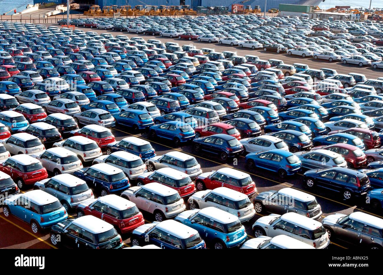 BMW Mini BMW Mini Coopers geparkt in Southampton Docks noch nicht verschickt Stockfoto