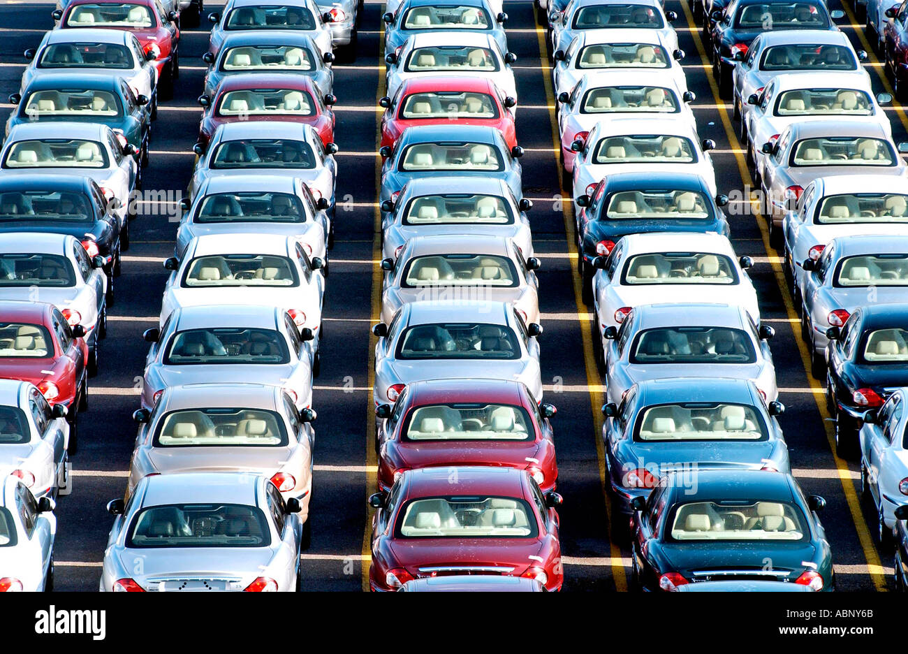 Lange Schlangen von brandneuen Jaguar Cars erwarten Export nach Amerika bei Wallenius Wilhelmsen Verlader in Southampton Docks Stockfoto