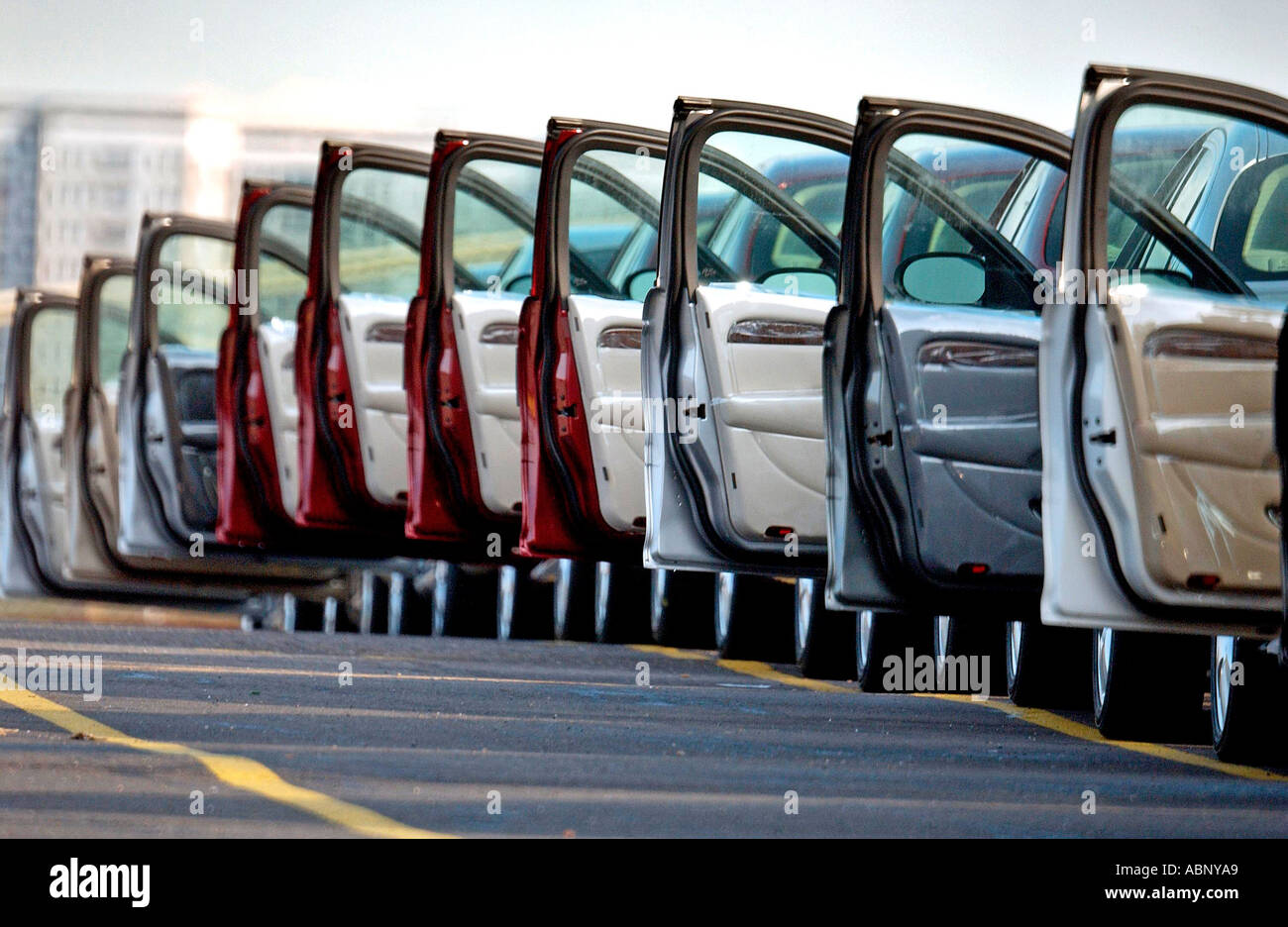 Linker Hand-Antrieb exportieren nur S Typ Jaguare warten auf ihre Fahrer in Southampton docks Stockfoto