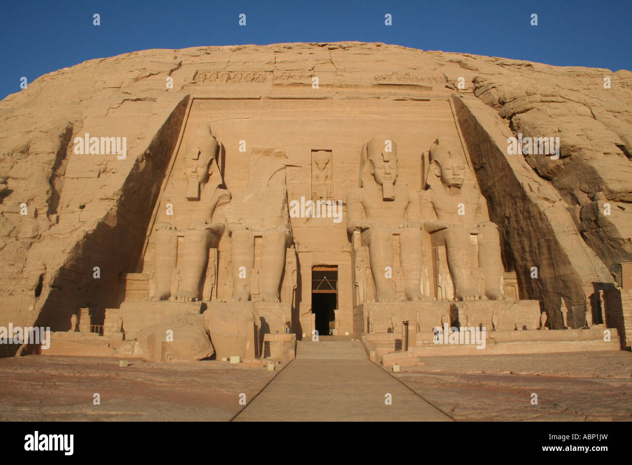 Größere (groß) Abu Simbel Tempel - Statuen des Königs Ramses II (2.) [in der Nähe von Nasser-See, Ägypten, arabische Staaten, Afrika].          . Stockfoto