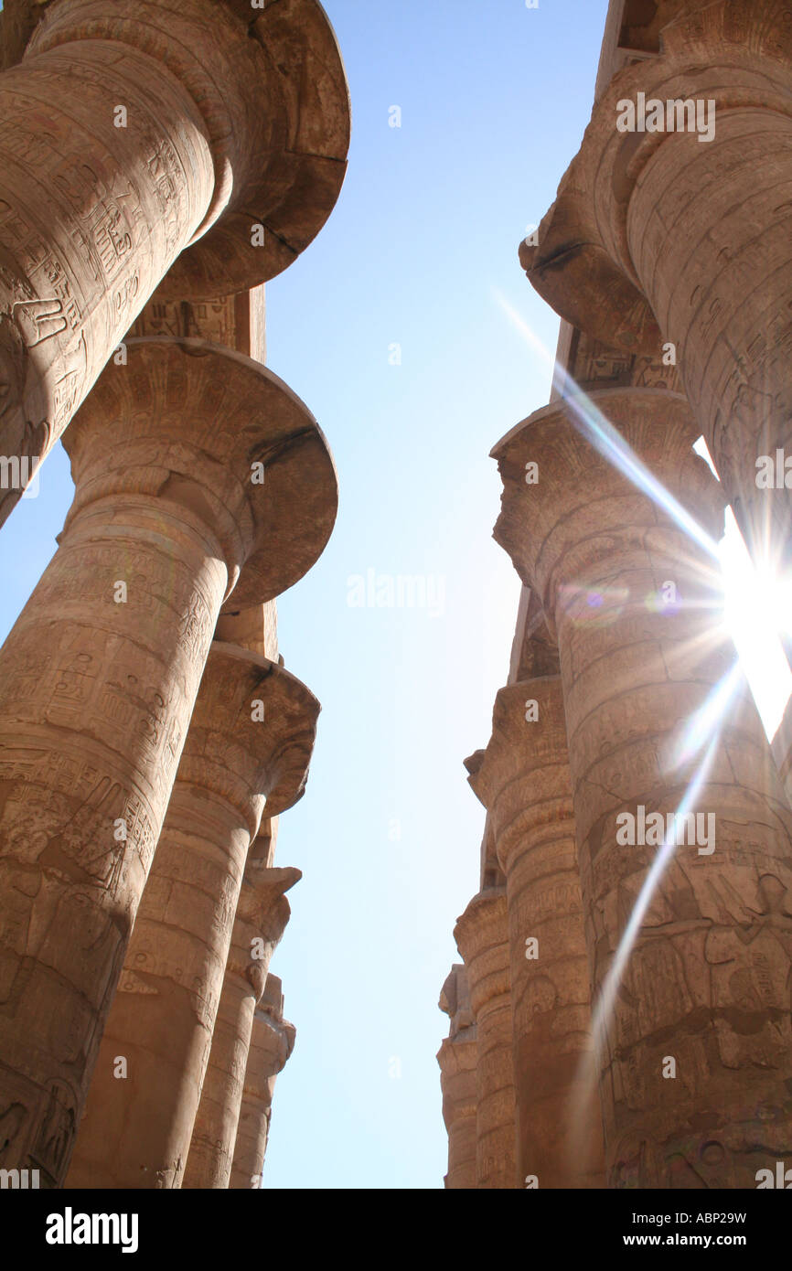Karnak-Tempel - Sonne scheint aber die Säule Spalten [el-Karnak, in der Nähe von Luxor, Ägypten, arabische Staaten, Afrika].                     . Stockfoto