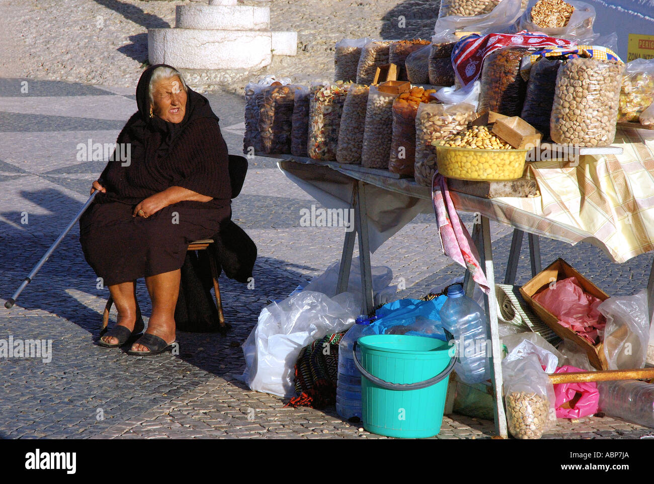 Porträt von alte Dame in schwarz, die traditionelle Kleidung verkaufen Nüssen Trockenfrüchten & Hülsenfrüchte Nazare Sitio Costa Prata Portugal Europa Stockfoto