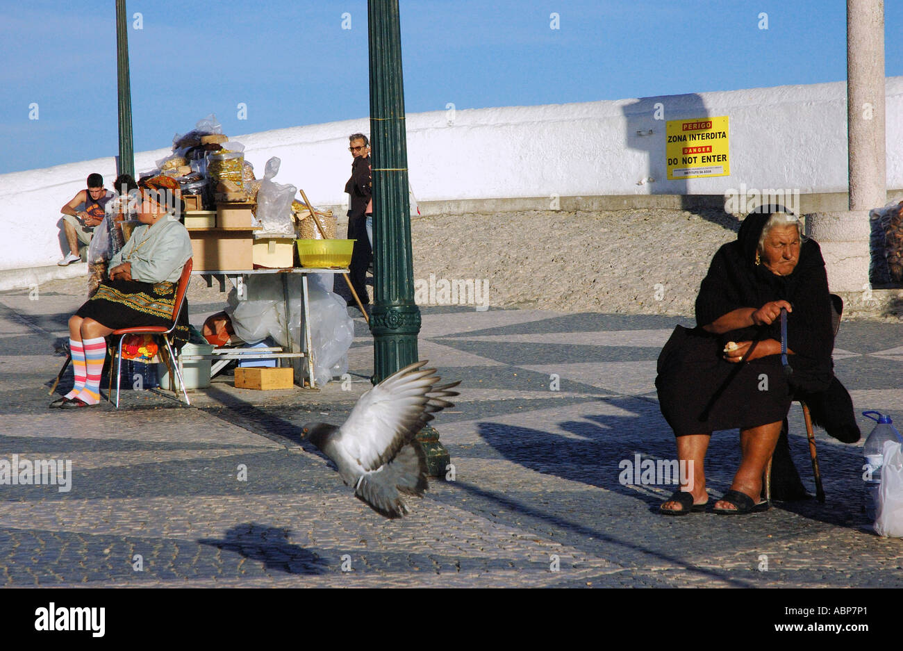 Porträt von alten Damen in bunten & schwarz Trachtenmode Verkauf von Nüssen Trockenfrüchten Nazare Sitio Costa Prata Portugal Europa Stockfoto