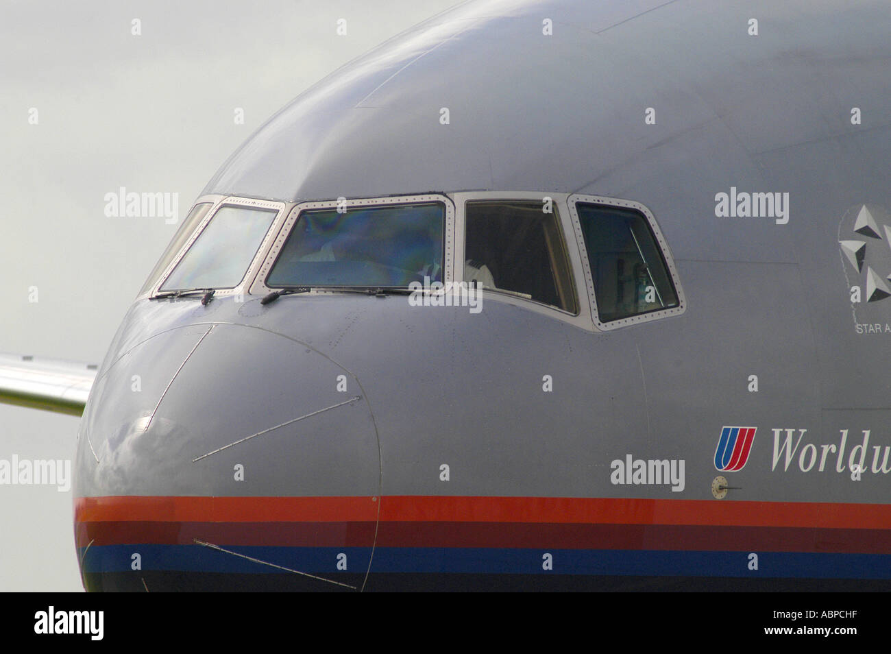 United Airlines-Verkehrsflugzeug des Rollens am Flughafen London Heathrow. Bild von Andrew Hasson Mai 18. 2006 Stockfoto
