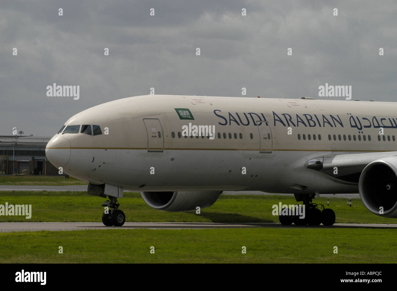Saudi-Arabischer Verkehrsflugzeug des Rollens am Heathrow Airport London Bild von Andrew Hasson 18. Mai 2006 Stockfoto