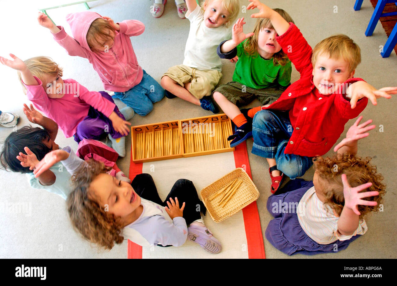 Montessori-Kindergarten-Kinder im Alter von 3 bis 6 Jahren Stockfoto
