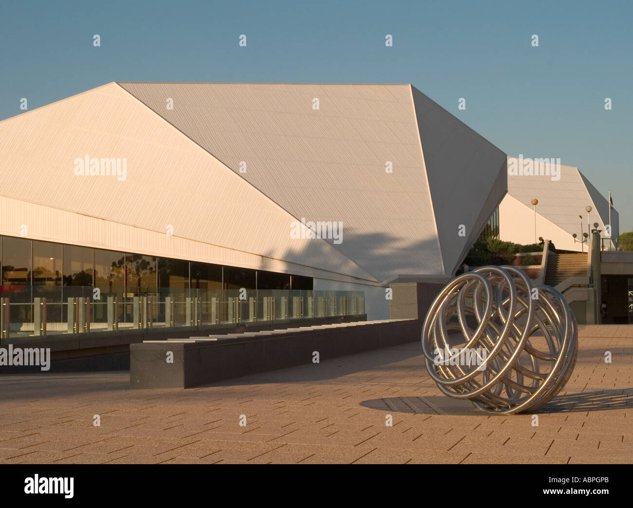 Festival Center mit Skulptur in der Dämmerung, Adelaide, South Australia. Stockfoto