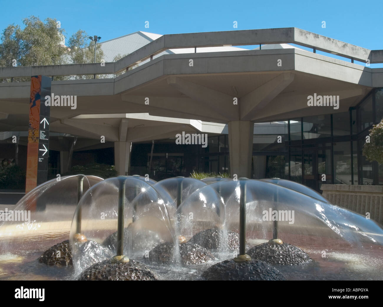 Wasser Skulpturen und Gebäude, Adelaide Festival Centre, Adelaide, South Australia, Stockfoto