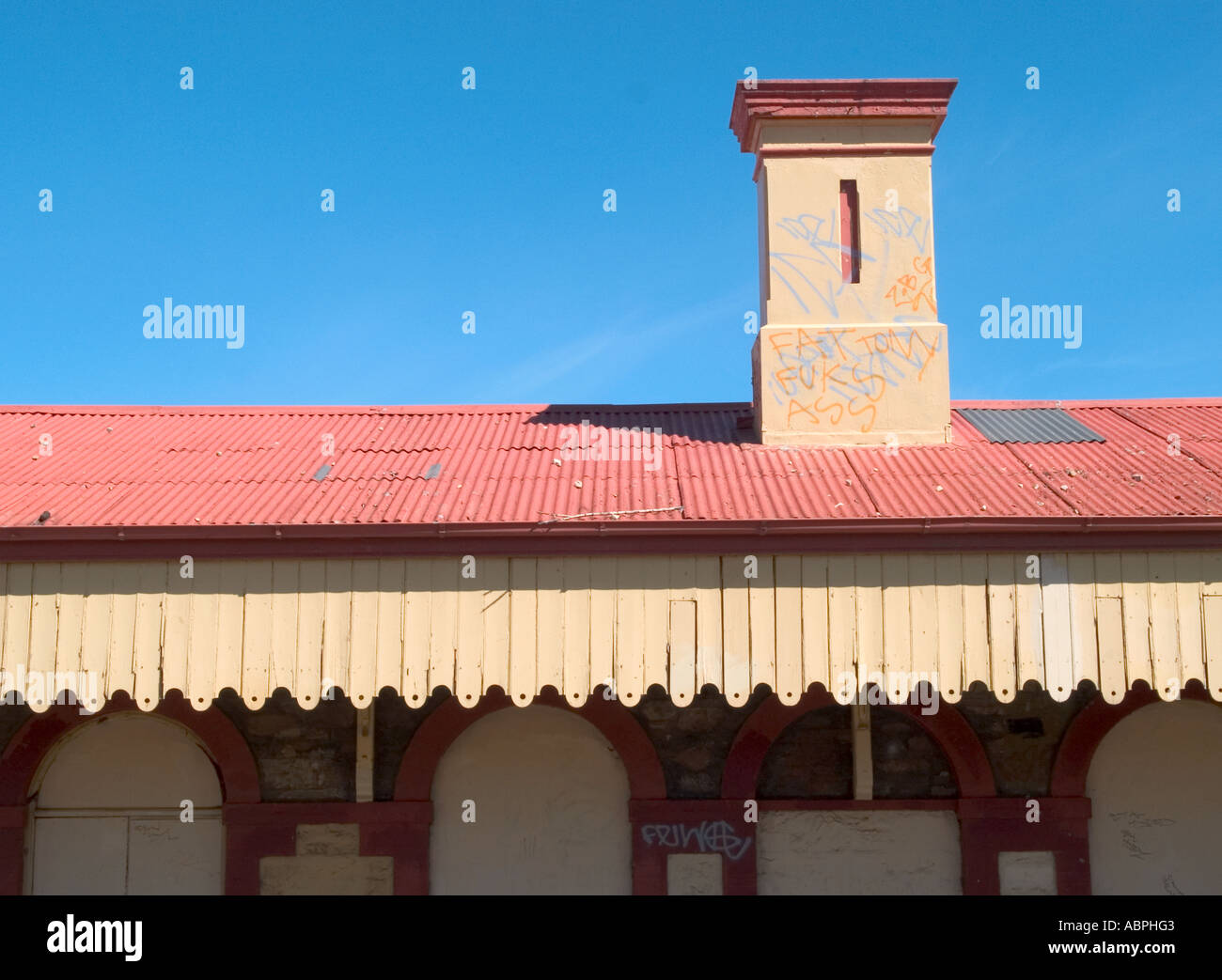 Detail von Dach und Schornstein, alberton Bahnhof, Rosenwasser, Adelaide, South Australia, Stockfoto