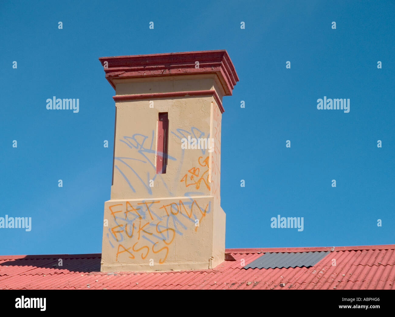 Schornstein mit homophoben Worte stack, alberton Bahnhof, Rosenwasser, Adelaide, South Australia, Stockfoto
