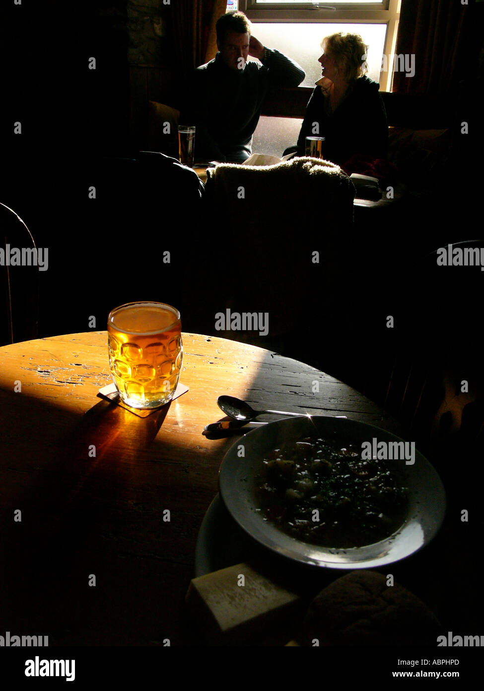 zwei Personen im Gespräch, Pint Glas Bier The Red Lion Inn Pub, Pontrhydfendigaid, Ceredigion West Wales UK Stockfoto
