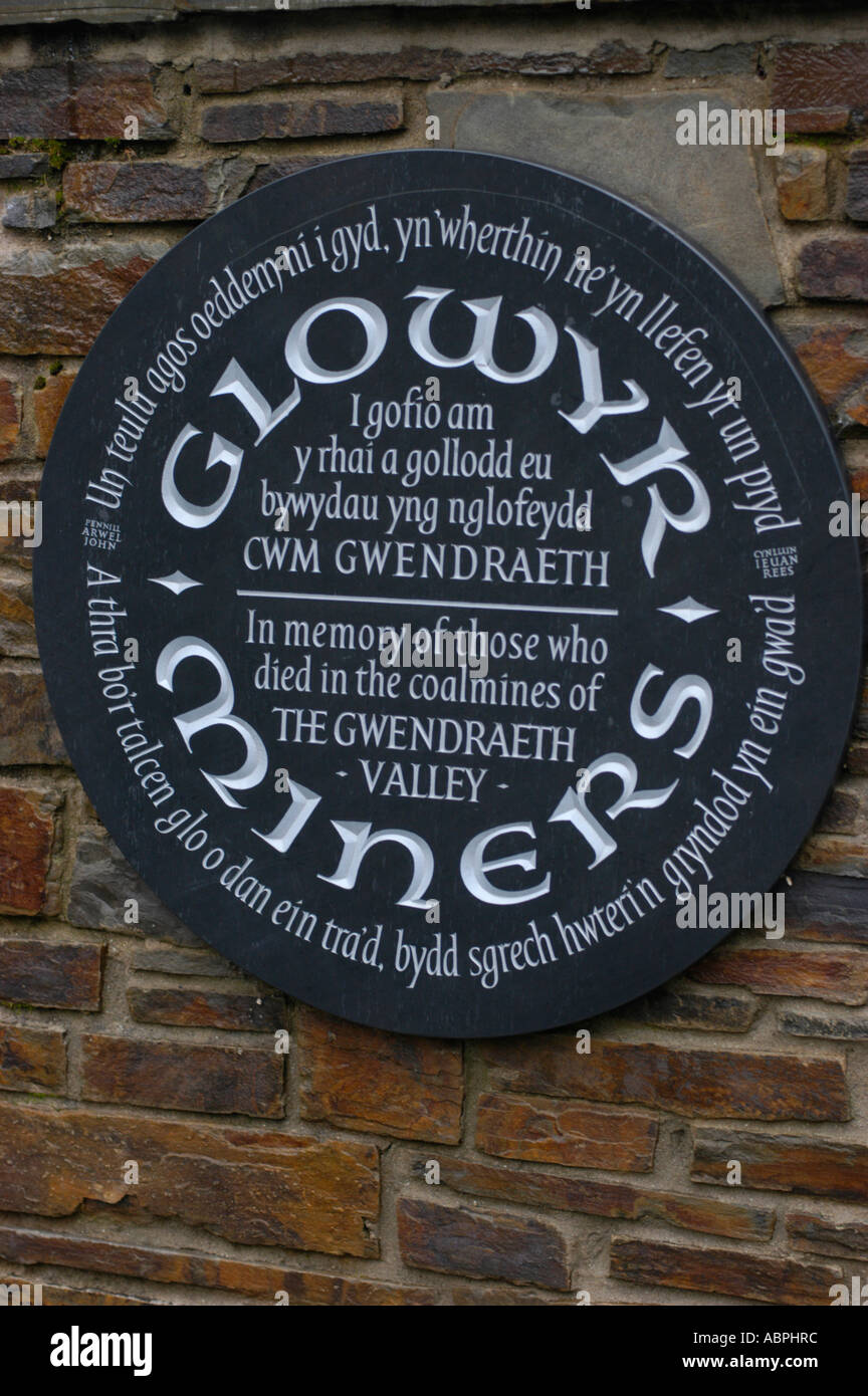 Zweisprachige Denkmal für die Bergleute des Gwendraeth Tals Verstorbenen in den Gruben, Carmarthenshire Süd wales UK Stockfoto