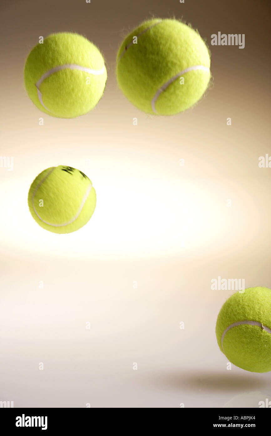 VDA78902 vier grüne Farbe Tennisbälle in Luft Prellen Stockfoto