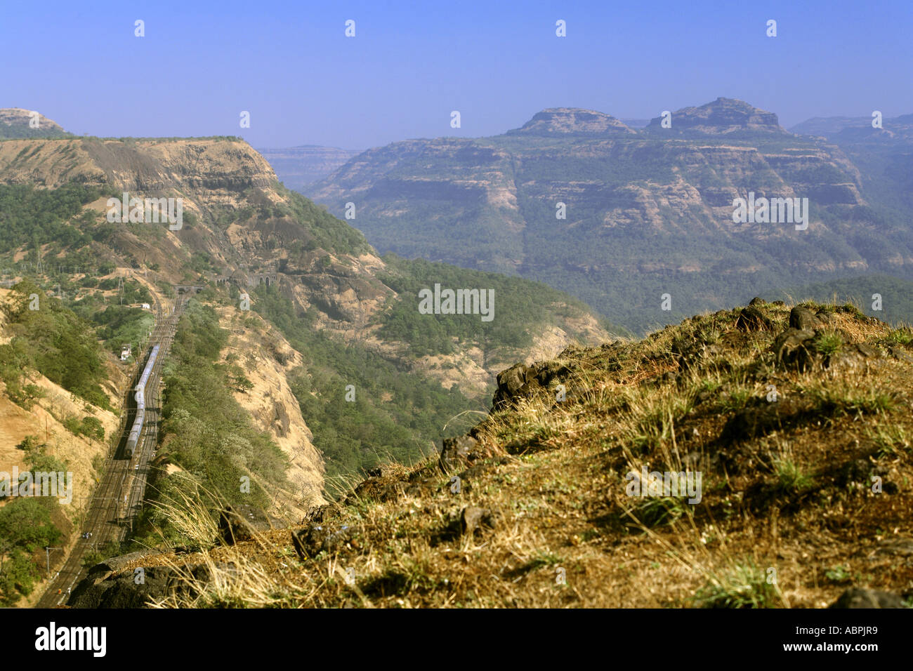Western Ghats Deccan Plateau Zug in Richtung auf Hügel Berg Karjat Lonavala  Khandala Kalyan Maharashtra Indien Asien Asiatische Stockfotografie - Alamy