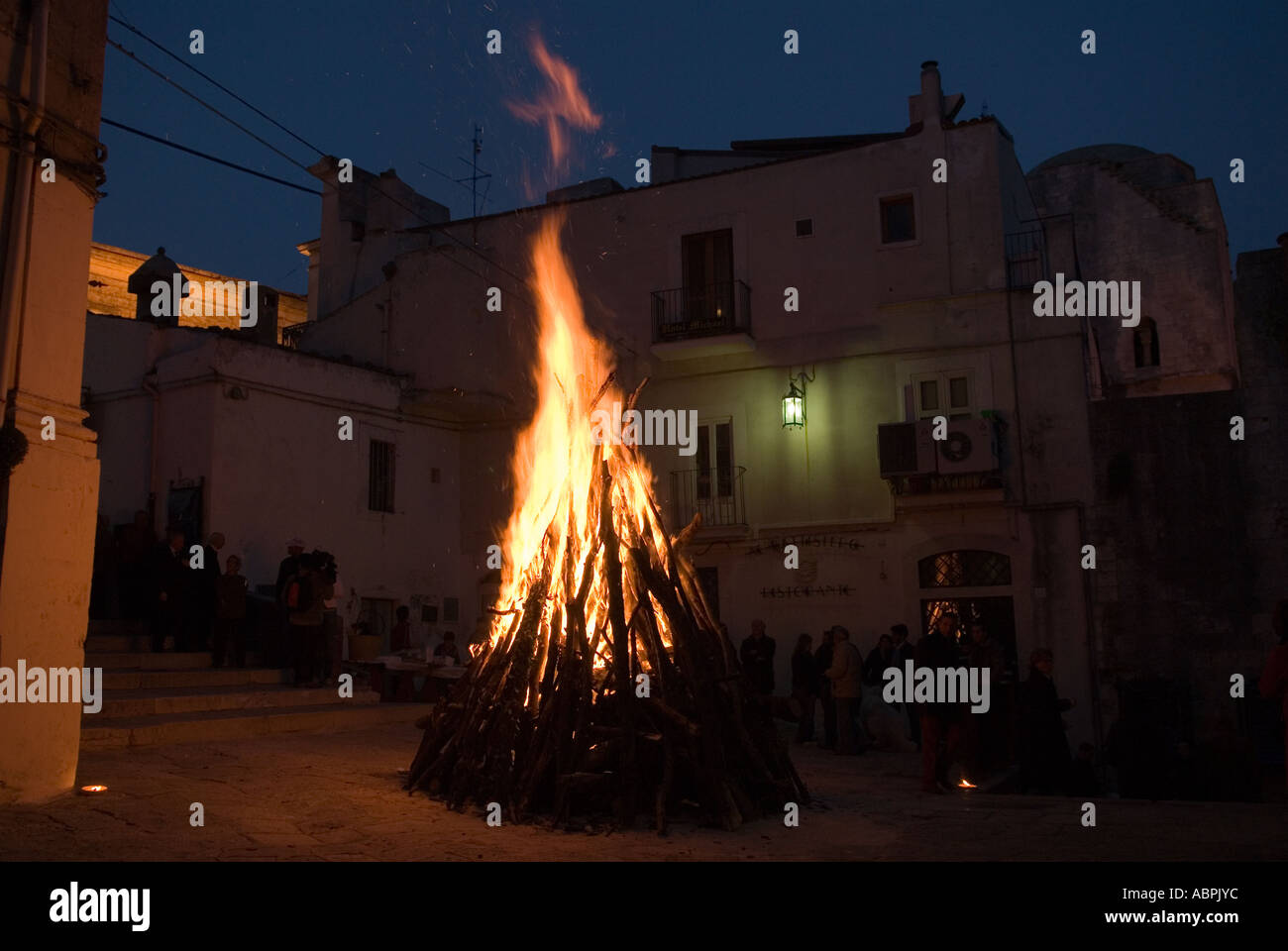 Monte Sant Angelo, Apulien, Süditalien. Ein Lagerfeuer beim jährlichen Folklore-Festival von Sant Angelo am Abend des 7. Mai 2006 HOMER SYKES Stockfoto