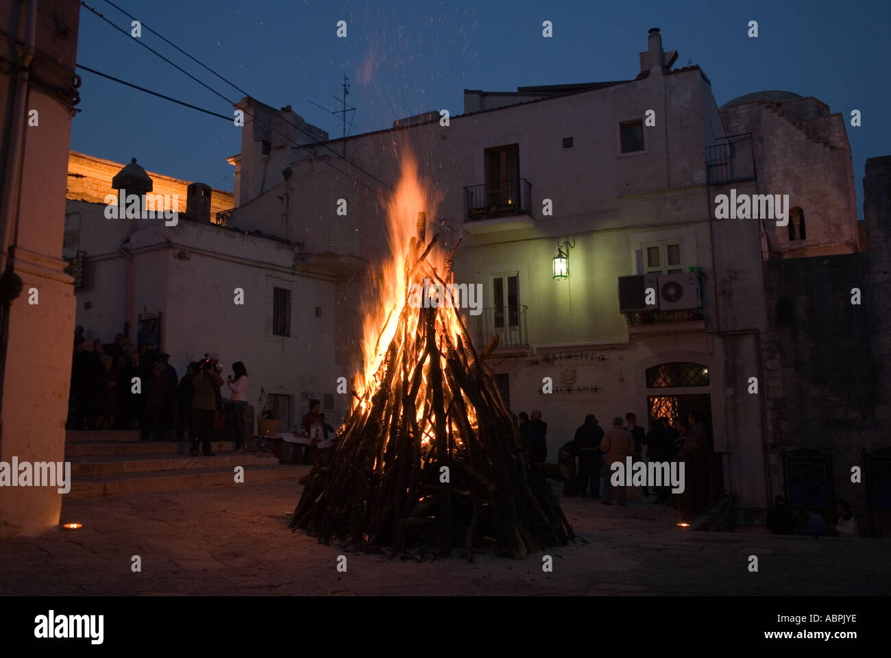 Monte Sant Angelo, Apulien, Süditalien. Ein Lagerfeuer beim jährlichen Folklore-Festival von Sant Angelo am Abend des 7. Mai 2006 HOMER SYKES Stockfoto