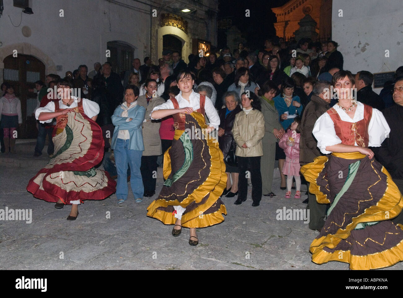 Italien italienischer Folklore-Tanz Europa-Dorf-Festtag. Monte Sant Angelo, Apulien jährliches regionales Festival der Sant Angelo Volkstracht 2000er Jahre Stockfoto