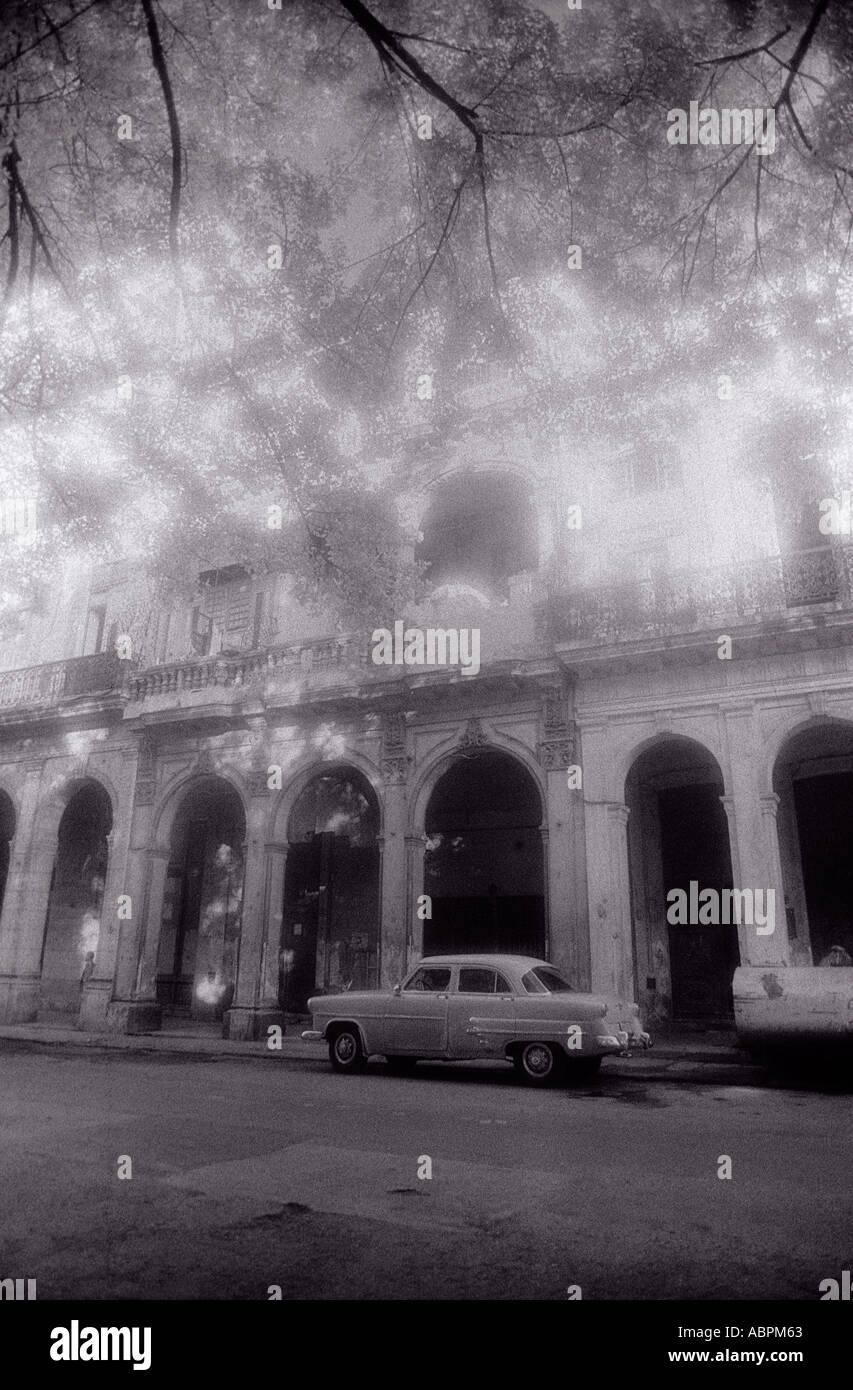 Oldtimer der 50er Jahre vor einem alten Gebäude Habana-Havanna Kuba Stockfoto